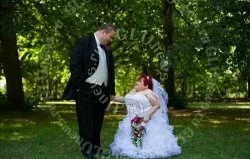 Женщина с болезнью «хрустального человека» вышла замуж. Фото