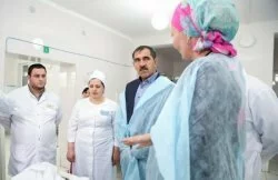 Глава Ингушетии навестил в больнице известного боксёра Ислама Тимурзиева