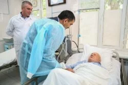 Глава Ингушетии навестил в больнице известного боксёра Ислама Тимурзиева