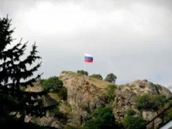 Над Карачаевском установлен Государственный флаг Российской Федерации