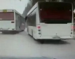 На оживлённой дороге в Таганроге водители автобусов устроили гонки