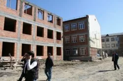 Юнус-Бек Евкуров в рамках рабочего выезда посетил ряд строительных площадок республики