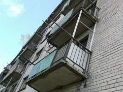В Астраханской области пенсионер погиб, упав с балкона